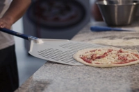 Pizzaspade alu. perf./rekt. 33x33cm, skaft 120cm