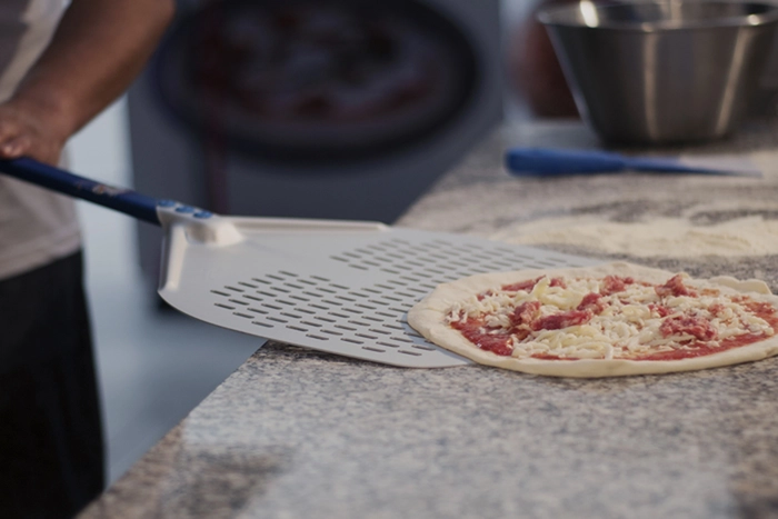 Pizzaspade alu. perf./rekt. 33x33cm, skaft 120cm