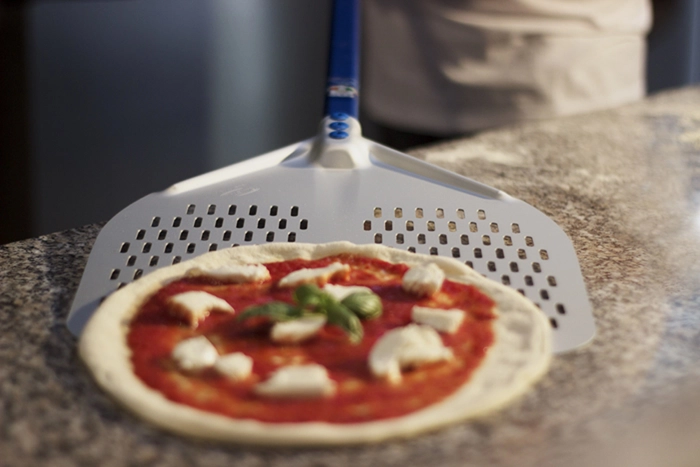 Pizzaspade alu. perf./rekt. 33x33cm, skaft 120cm